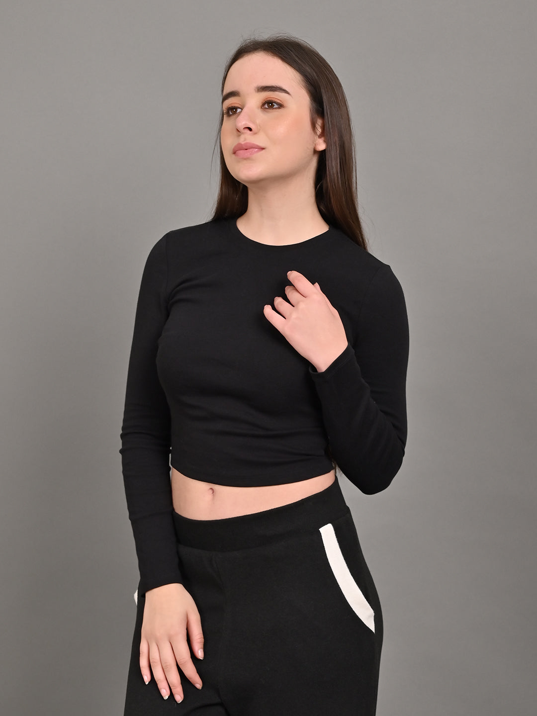 Polyester Black Full Sleeve Solid Fitted Crop Sweater