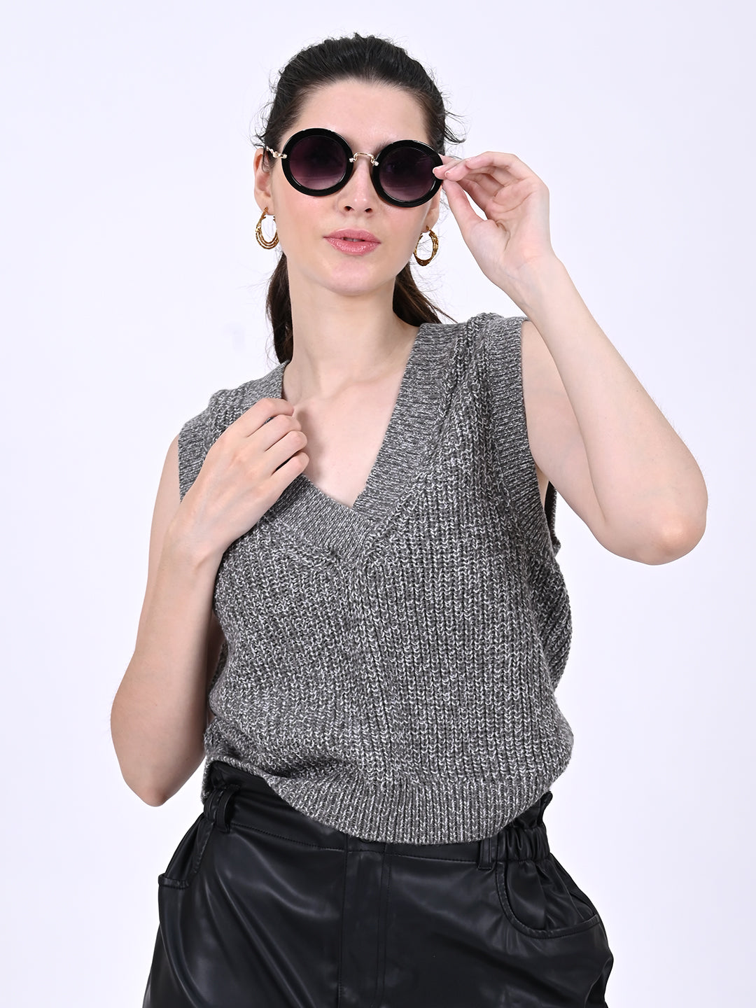 V-neck with sleeveless acrylic Grey Cable knit vest sweater